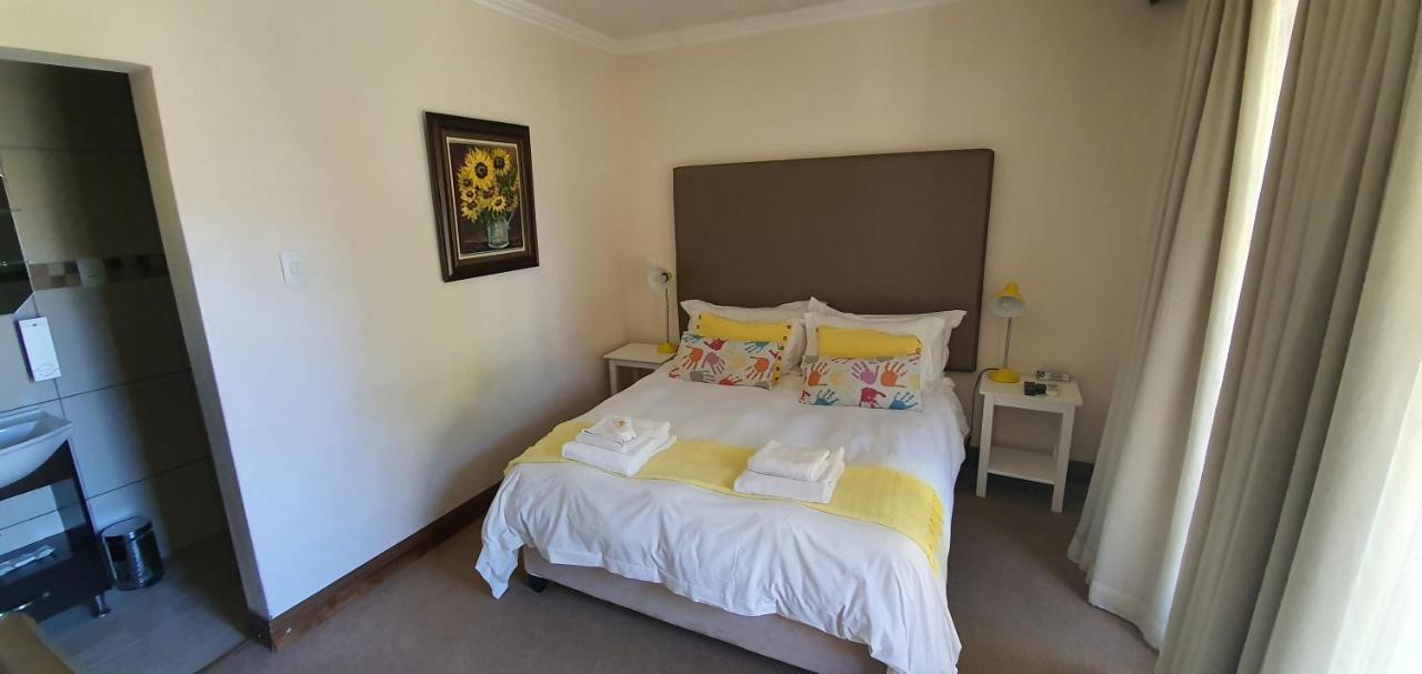 Acacia Lodge Bloemfontein Buitenkant foto